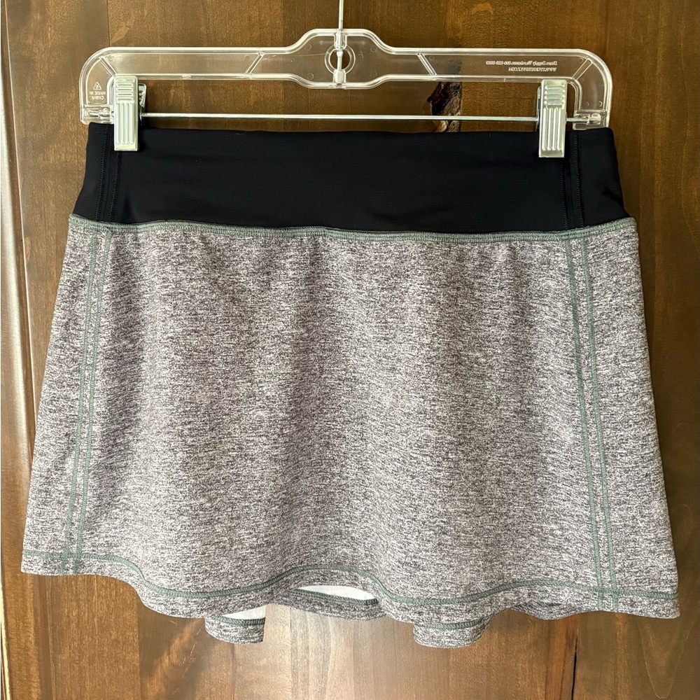 Lululemon Women’s Skirt 
Size 4 ** Good Preowned Condition